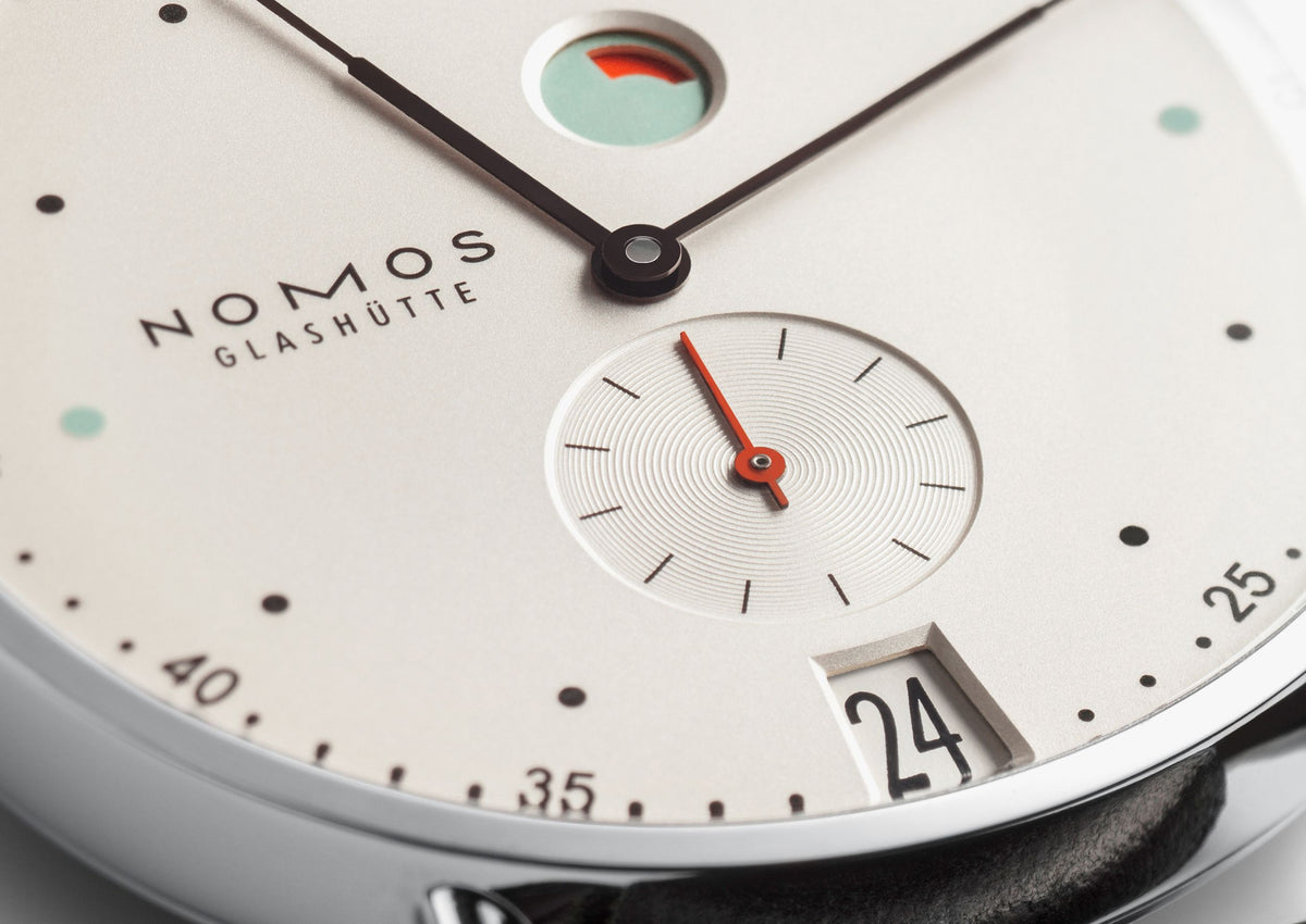 Nomos Metro Datum Gangreserve Glasboden – Ansicht 2