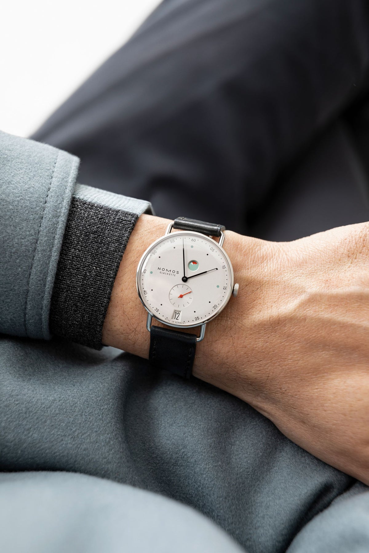 Nomos Metro Datum Gangreserve Glasboden – Ansicht 5