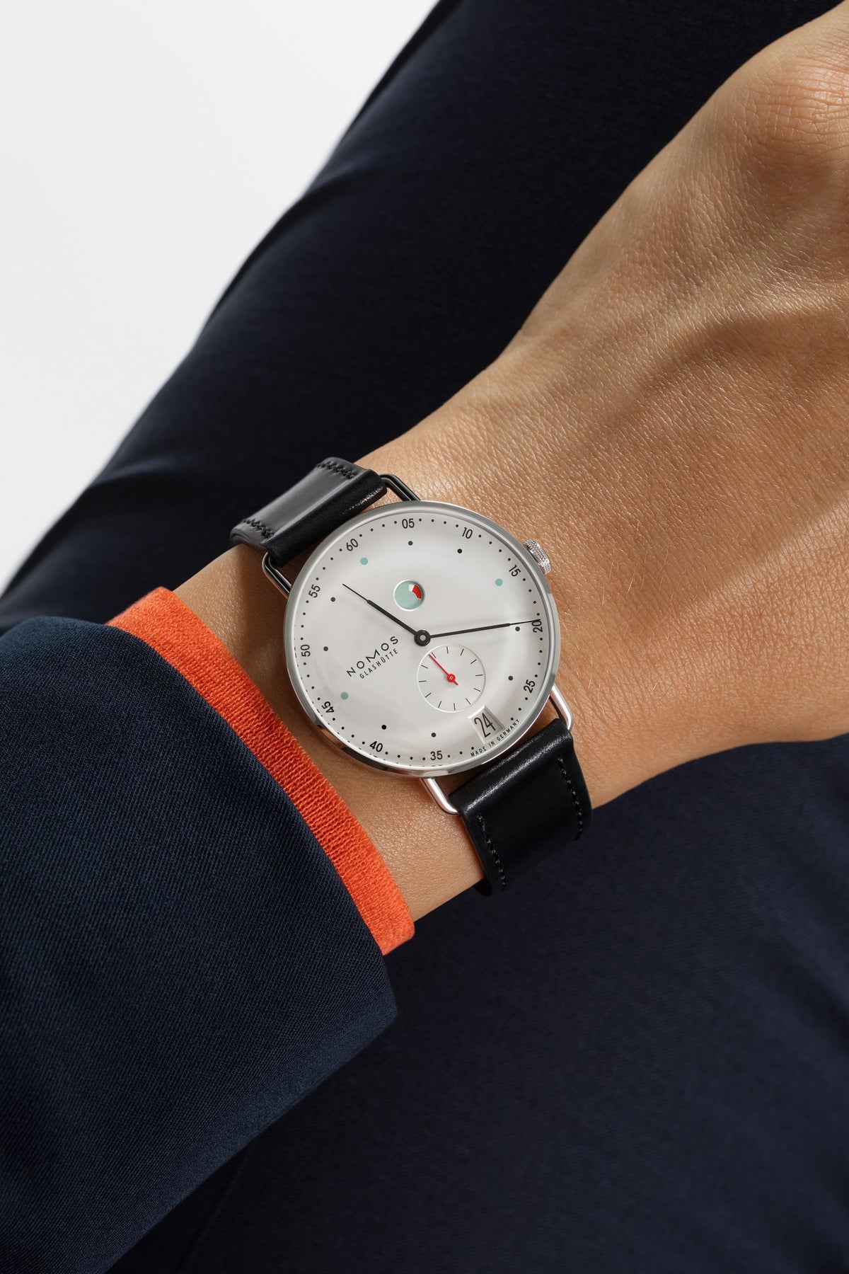Nomos Metro Datum Gangreserve Glasboden – Ansicht 6
